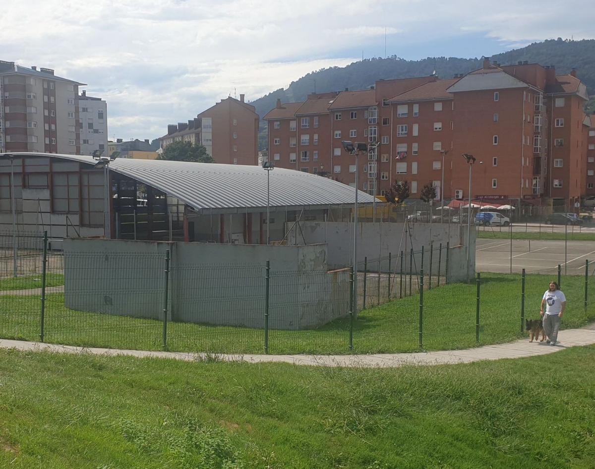 Aspecto que presentaba ayer el complejo deportivo que el Ayuntamiento quiere remodelar. | L. B.