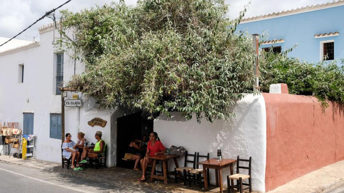 El Bar Anita está frente a la iglesia de Sant Carles.