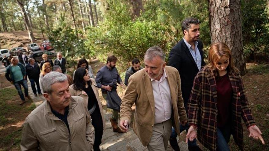 Un momento de la visita realizada ayer al lugar en el que se ubicó el monumento a Franco.