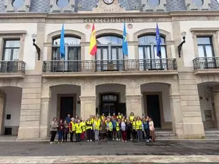 Un paseo poleso y saludable: la actividad del programa municipal "Siero Acompaña" reúne a los vecinos en torno a una caminata