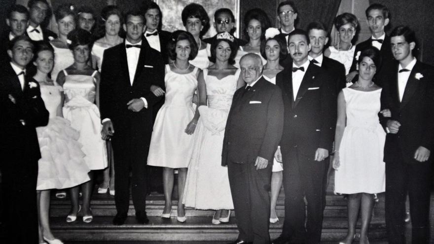 El alcalde Jacobo Rey Daviña, de pajarita, con Agostino en los Juegos Florales de 1963. | Rep. I.A.