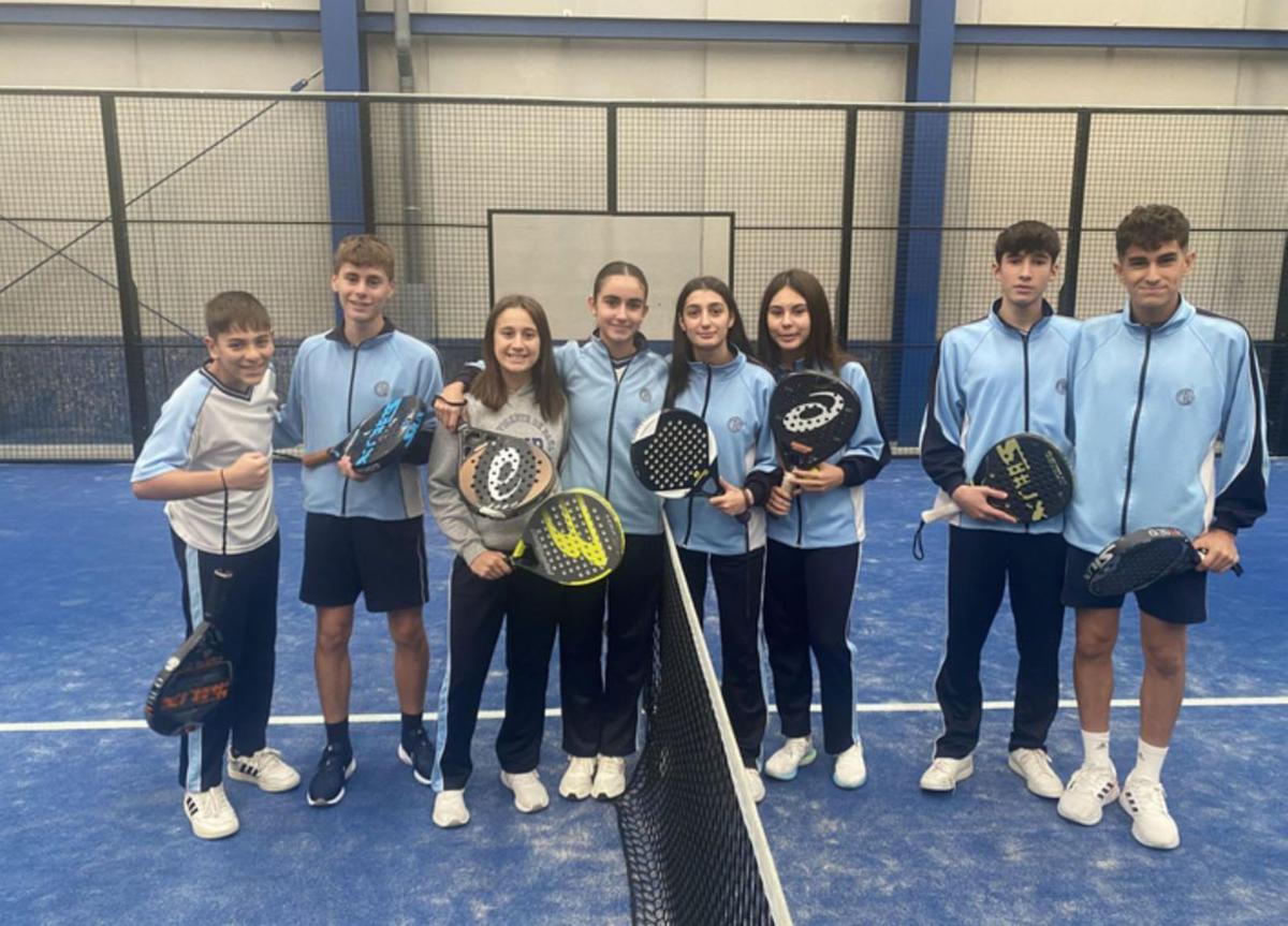 Alumnos del San Vicente de Paúl retoman el proyecto "Nos movemos" con la práctica de natación y pádel | SAN VICENTE DE PAÚL