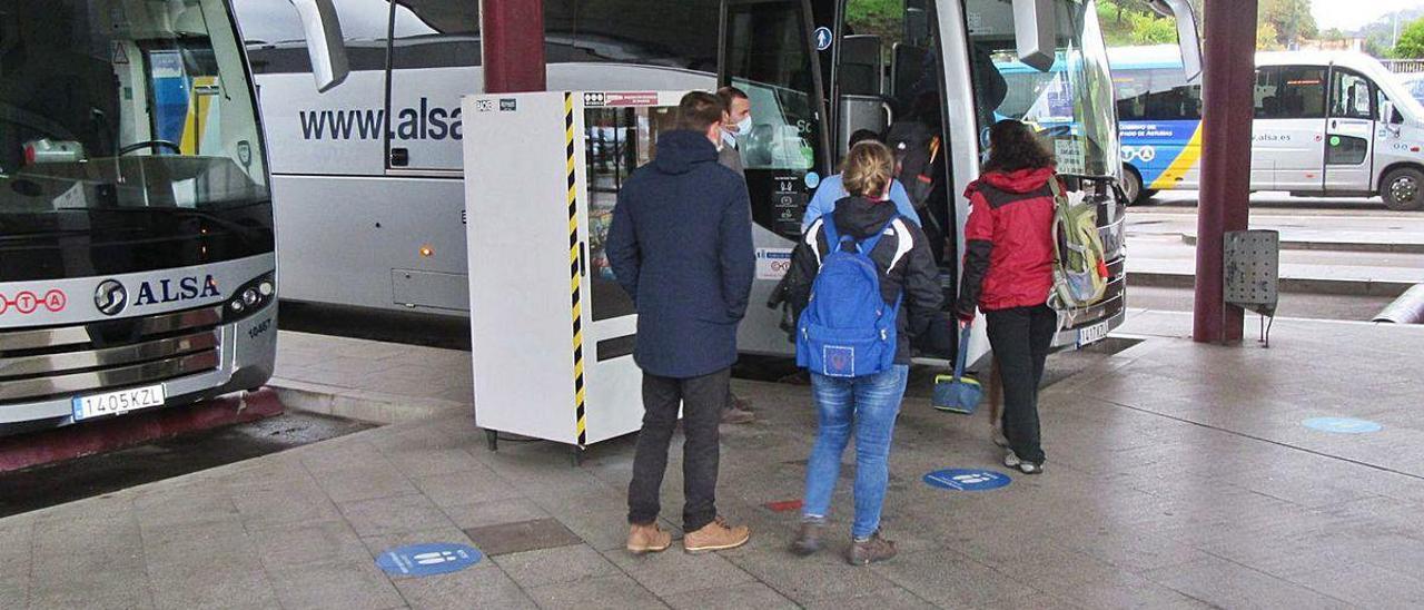 Usuarios, este fin de semana, en la estación de autobuses.