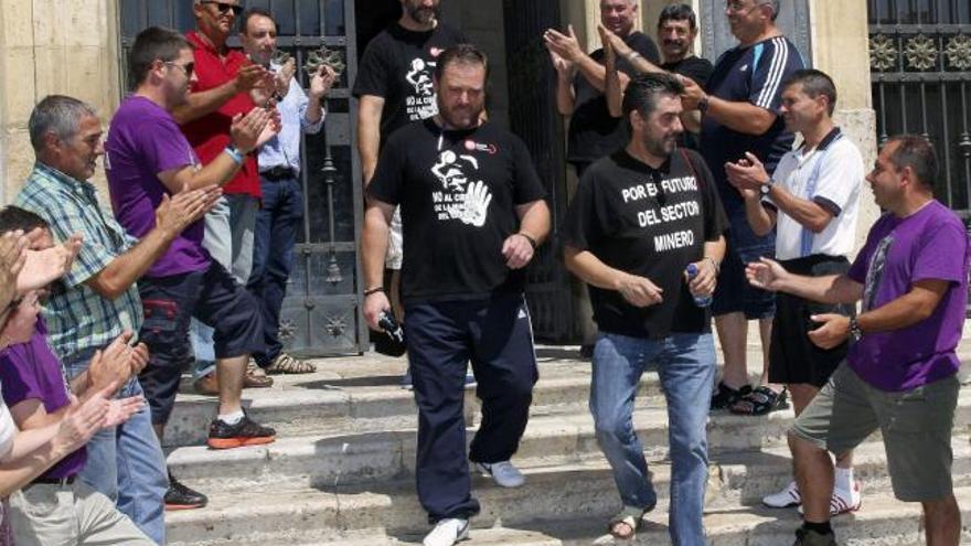 Los tres mineros abandonan su encierro en el Ayuntamiento de Palencia después de 17 días.