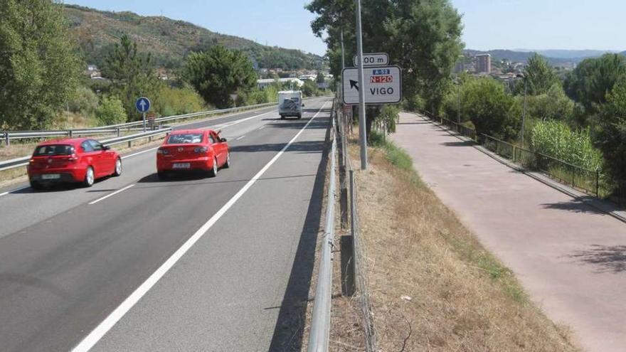 Carretera de Vigo (N-120) en la zona de desdoblamiento de estrada a la ciudad afectad por el proyecto de circunvalación norte. // Iñaki Osorio