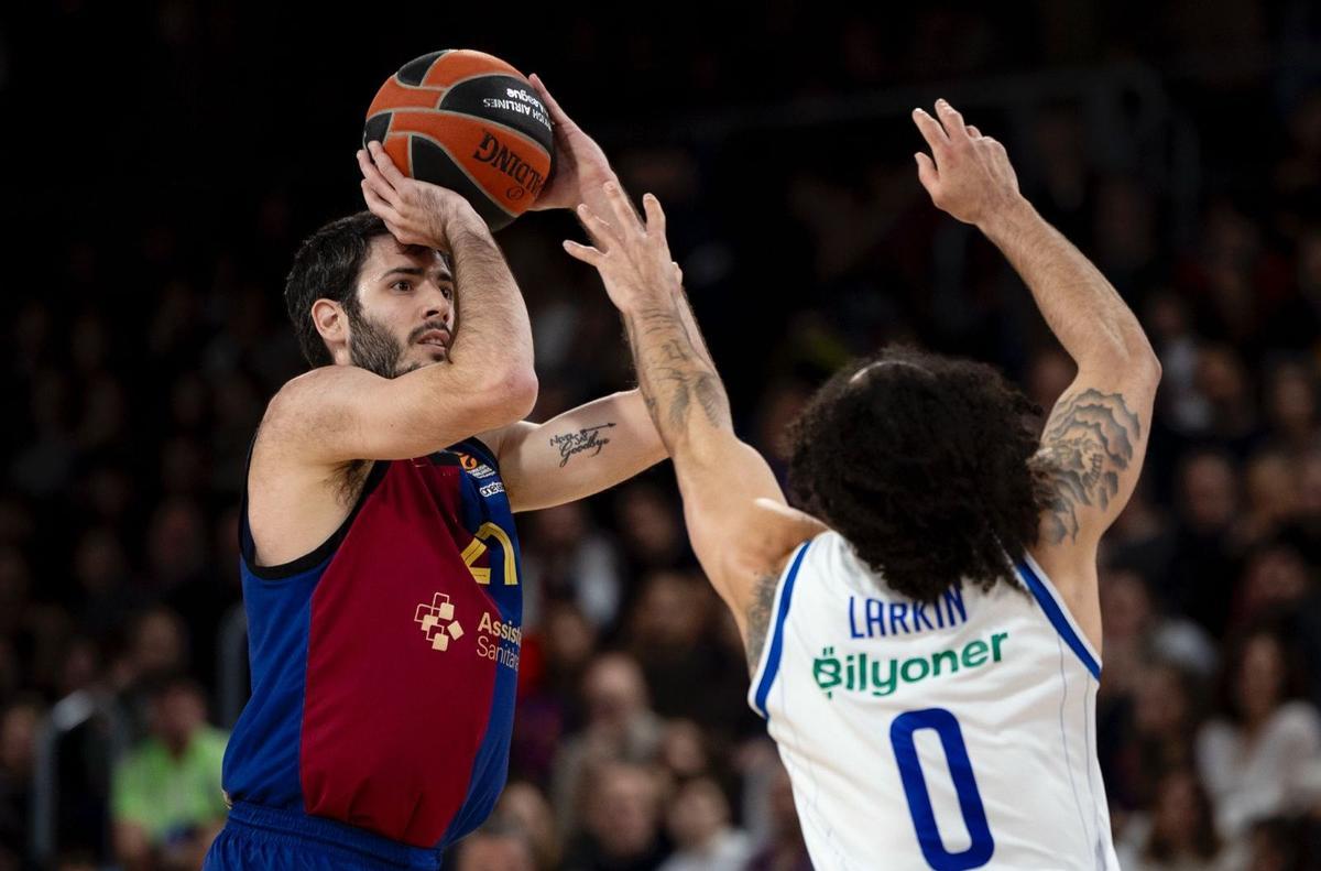 Larkin trata de taponar a Abrines, en el duelo del Palau