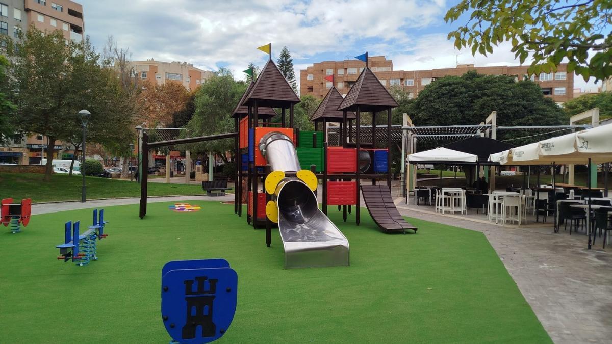 La nueva zona infantil del parque de Los Juncos.