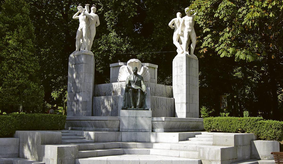 Monumento a José Tartiere en el paseo de los Álamos de Oviedo.