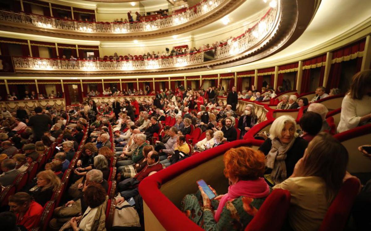 Arriba, aspecto que presentaba el teatro, repleto de espectadores; Sobre estas líneas, Graciano García, impulsor de «Asturias, capital mundial de la poesía», primero por la derecha. | L. Murias