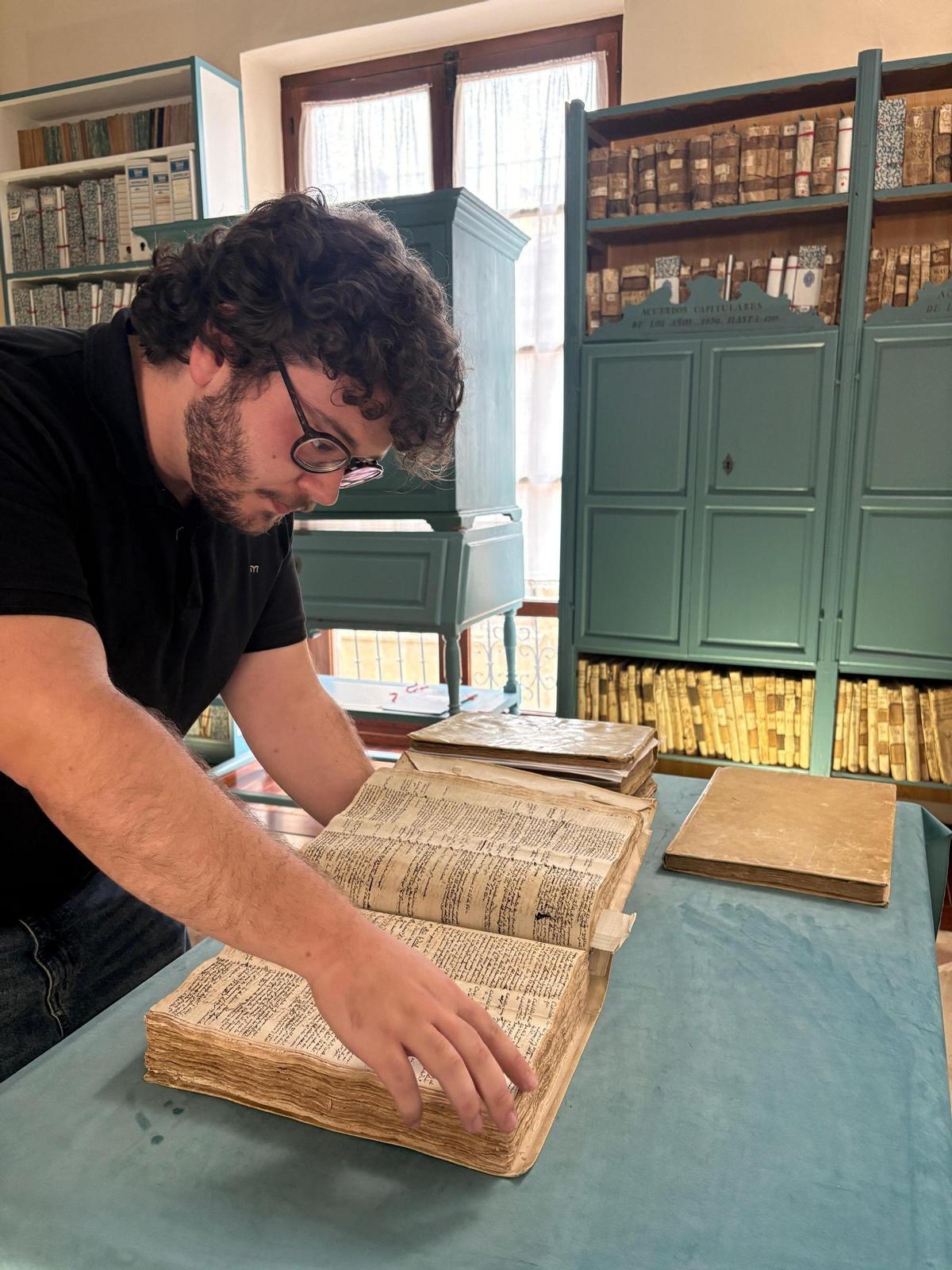 Adrián López Gálvez, en el archivo del Museo Diocesano de Arte Sacro de Orihuela