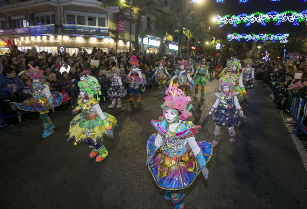 Los Reyes Magos reparten ilusión por la ciudad de Alicante.