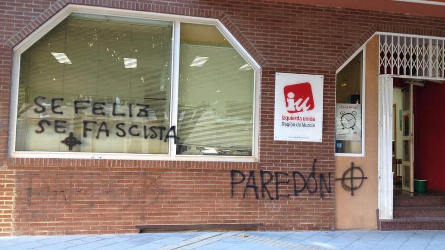 Aparecen pintadas neonazis en la sede de IU-Verdes