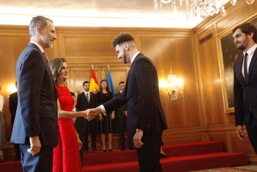 Los Reyes reciben a los mejores estudiantes de la Universidad de Oviedo.