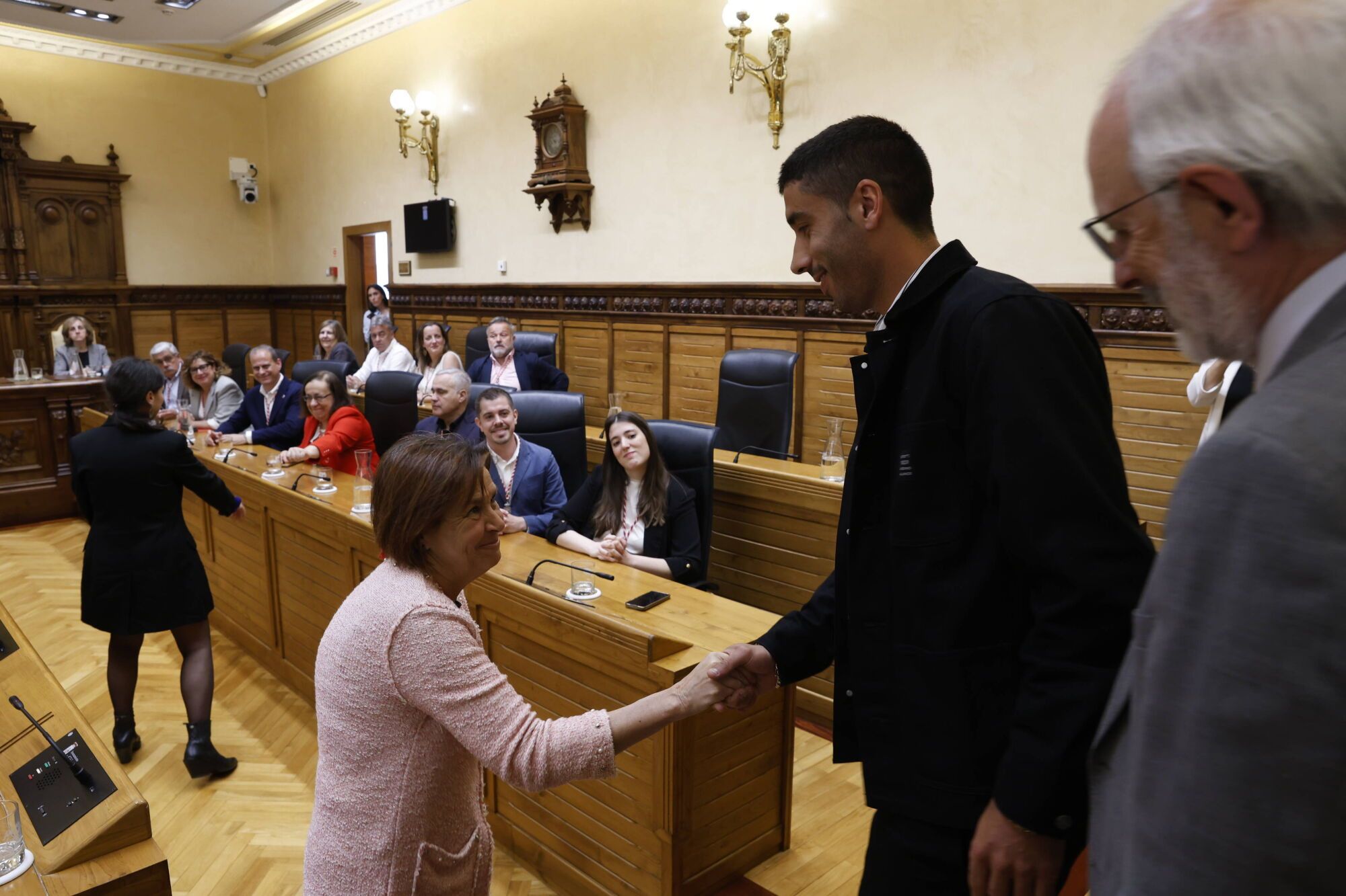 EN IMÁGENES: Gijón honra a sus vecinos ejemplares, ahora sí, tras la interrupción provocada por el apagón