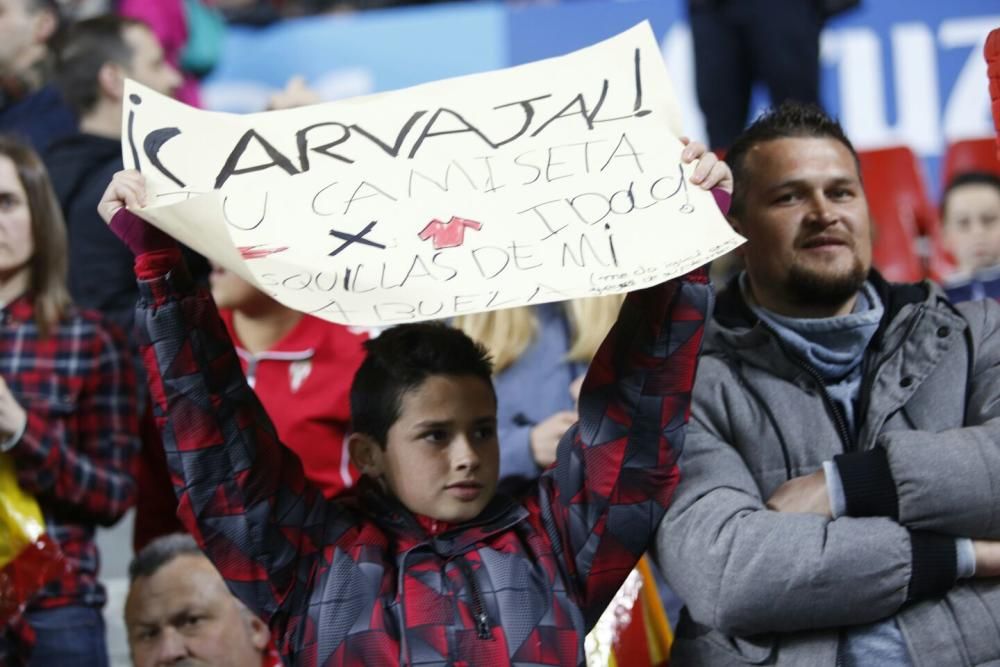 Aficionados en El Molinón durante el España-Israel