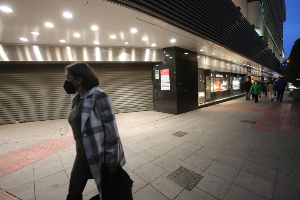 Primer día del adelanto del cierre del comercio a las 18.00 horas por las restricciones