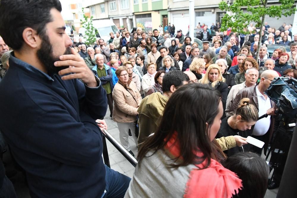 Asamblea de vecinos en el centro cívico de Eirís con Silvia Cameán y Xiao Varela