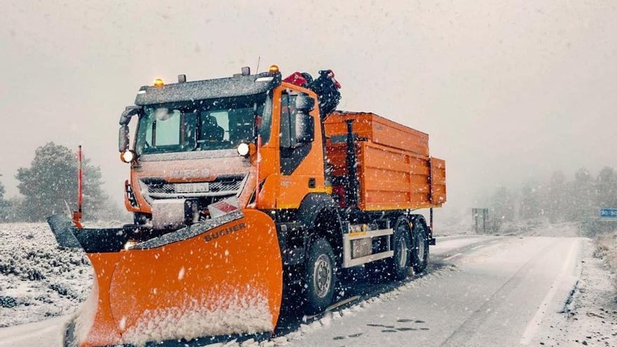 La nieve cubre las calles y carreteras en algunos municipios de Castellón