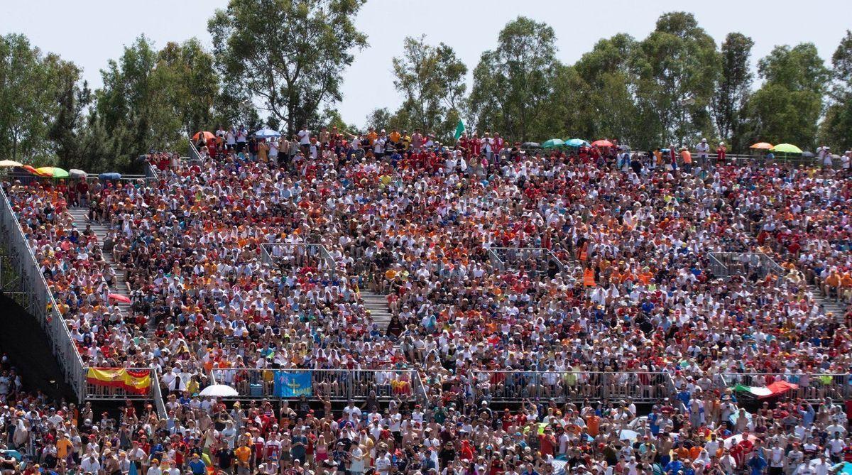 Las gradas de Montmeló, abarrotadas de gente que se coló en el circuito y ocupó las escalera.