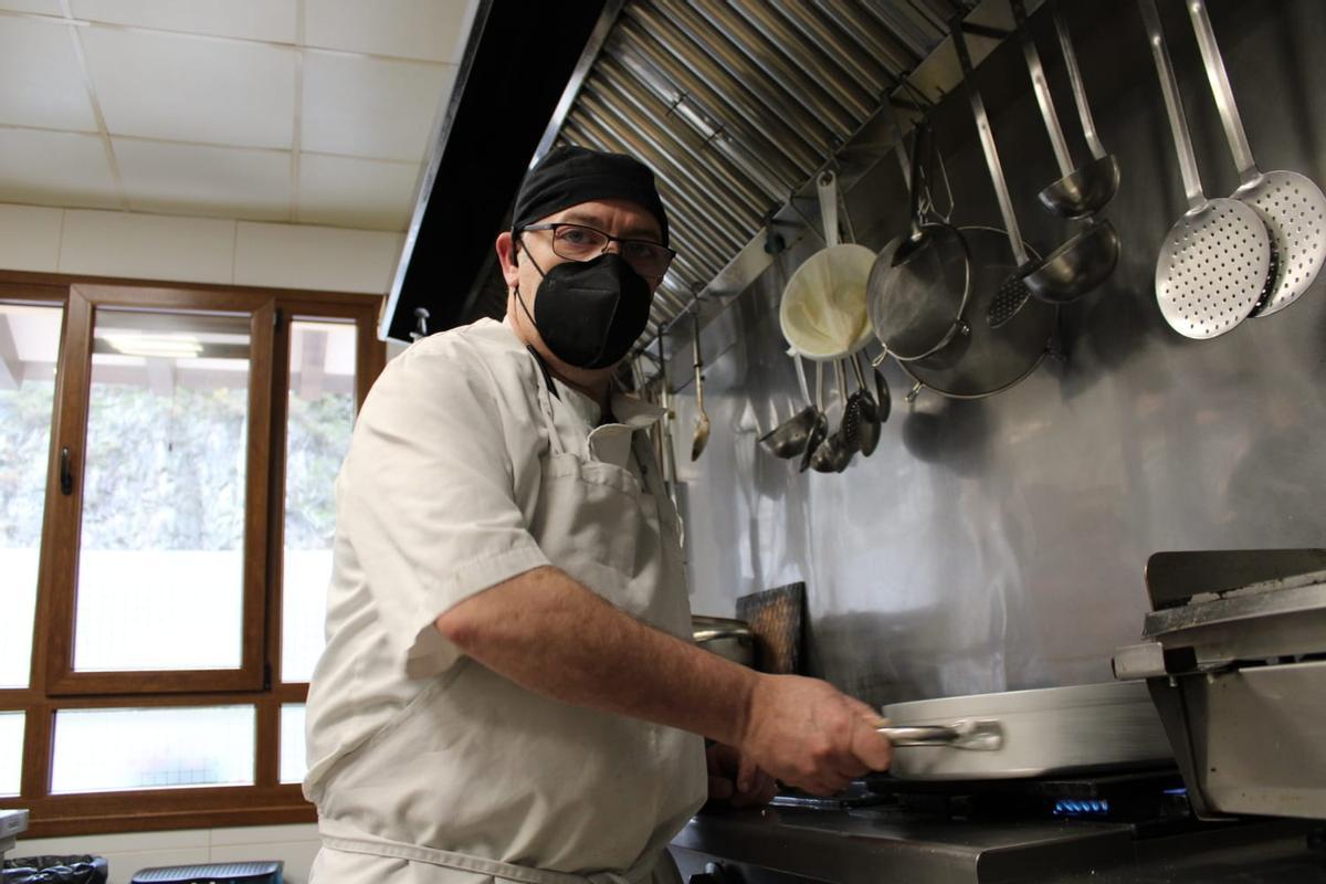 Fito González, en su restaurante Puerta de Arrobio, en Anzó