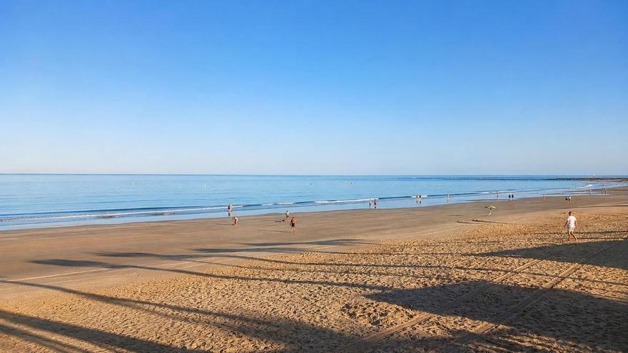 El inesperado hallazgo de una pacense al llegar a la playa de Chipiona: "A ver si hoy también me toca la lotería"
