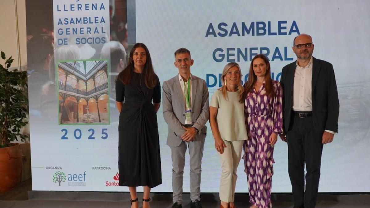 El presidente de la AEEF, Juan Carmona, junto a la directora general de Empresa, Celina Pérez, y el director territorial de Banco Santander en Extremadura Justiniano Cortés .