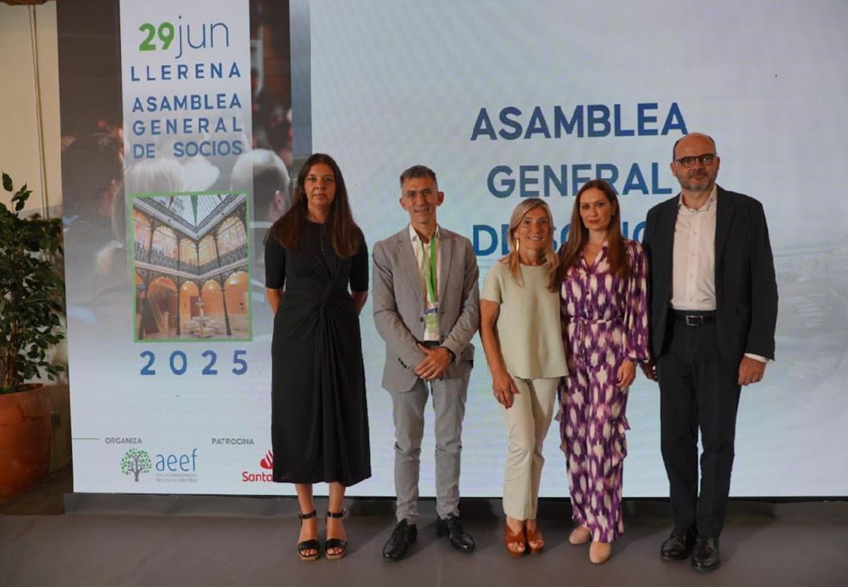 El presidente de la AEEF, Juan Carmona, junto a la directora general de Empresa, Celina Pérez, y el director territorial de Banco Santander en Extremadura Justiniano Cortés .
