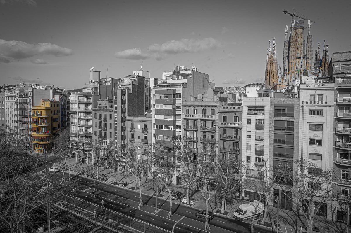 La Casa Planells, a la izquierda, y la Sagrada Família, a la derecha.