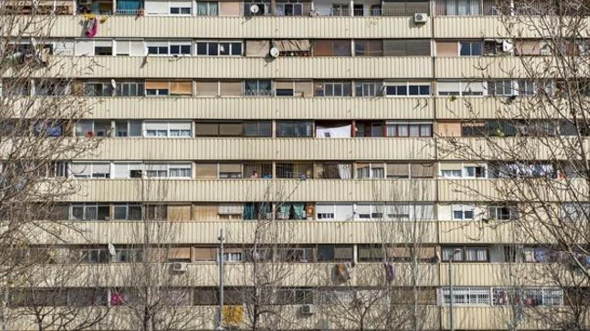 Fachada de un edificio del barrio de la Mina, en Sant Adrià de Besòs.