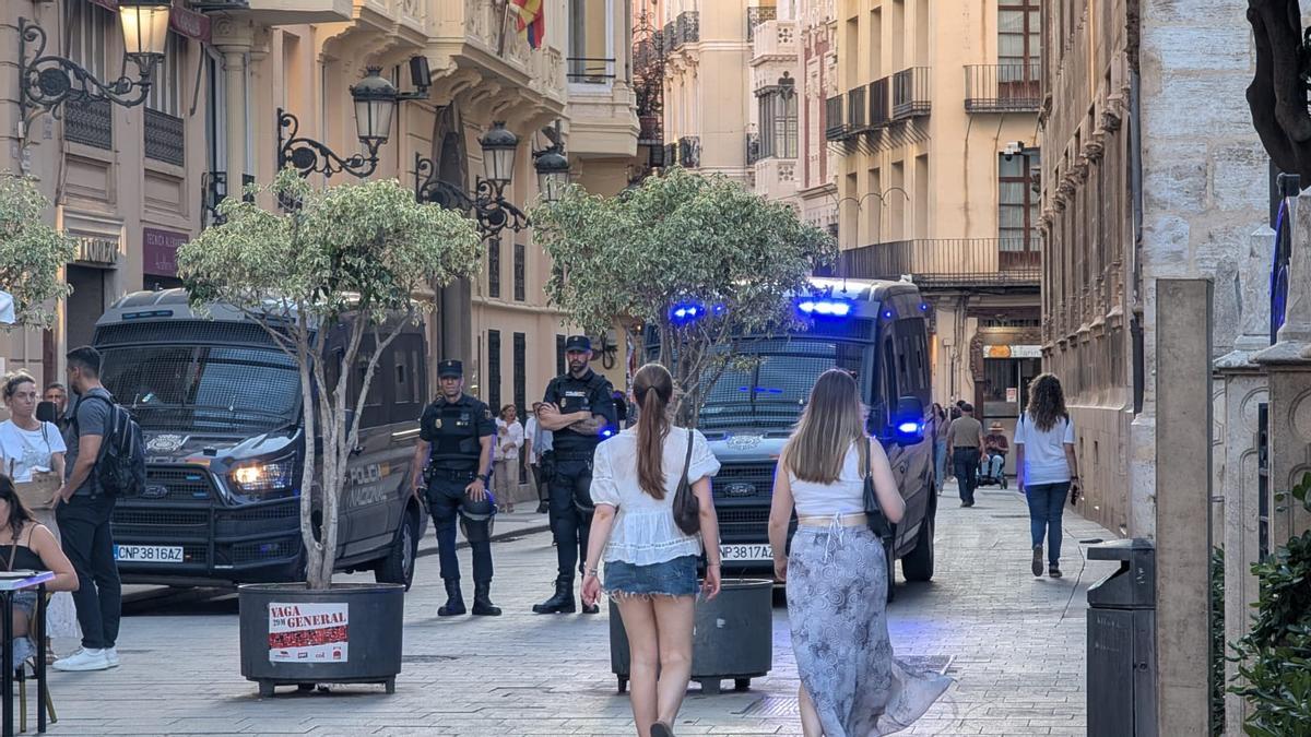 El Palau de la Generalitat, blindado en sus dos entradas con efectivos de la UIP