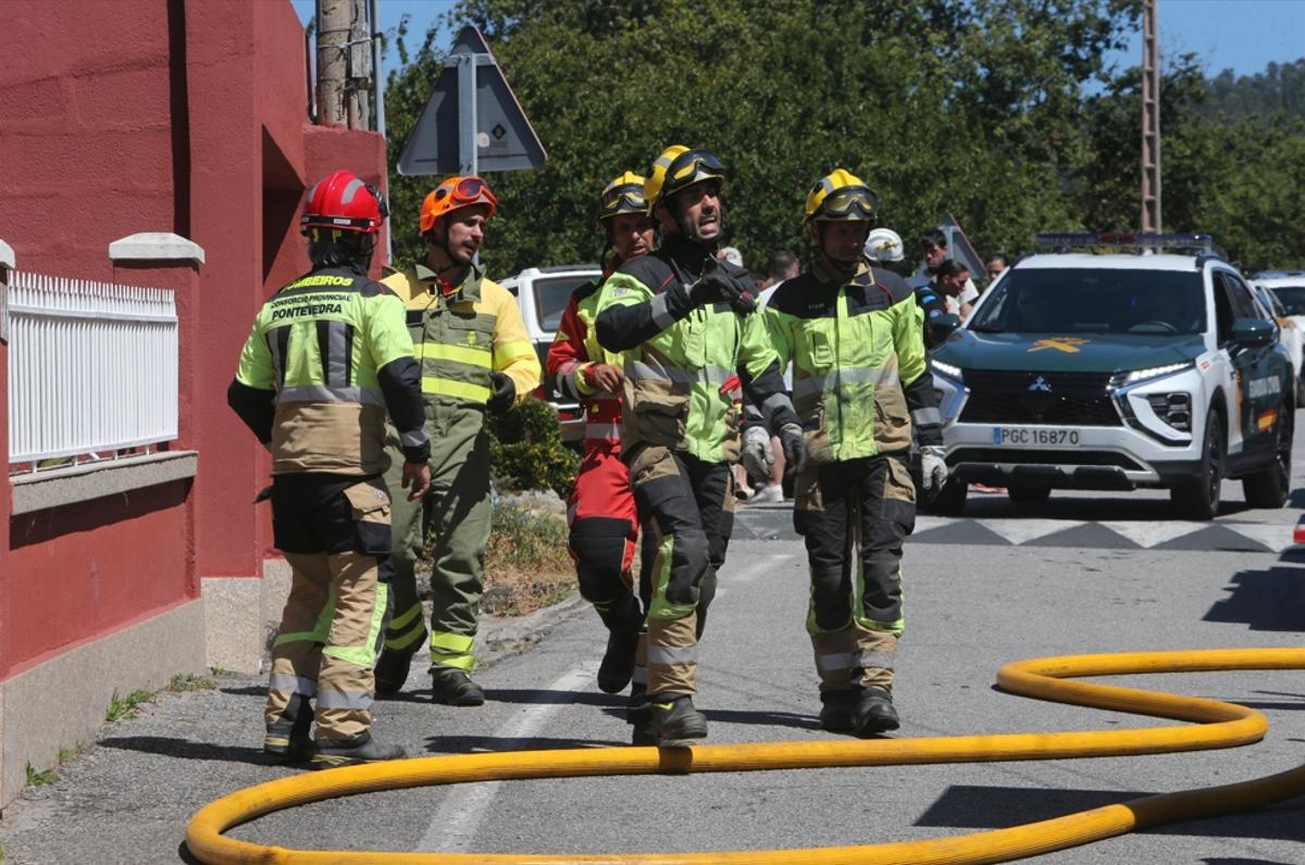 Bomberos del consorcio provincial de Pontevedra durante un incendio en Bueu durante el verano.