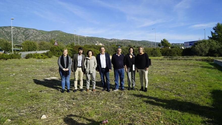 Las autoridades han visitado el solar donde se construirá el equipamiento.