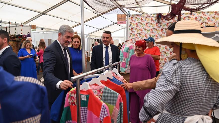 Fernando Clavijo visita la Feria de Artesanía de Lanzarote