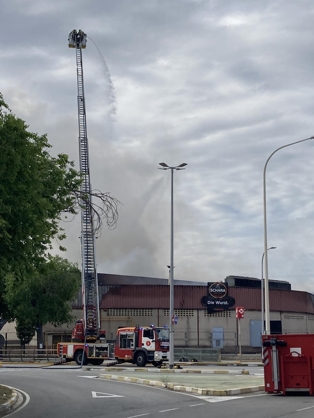 Incendio en la nave de la empresa cárnica Schara en Mercabarna.