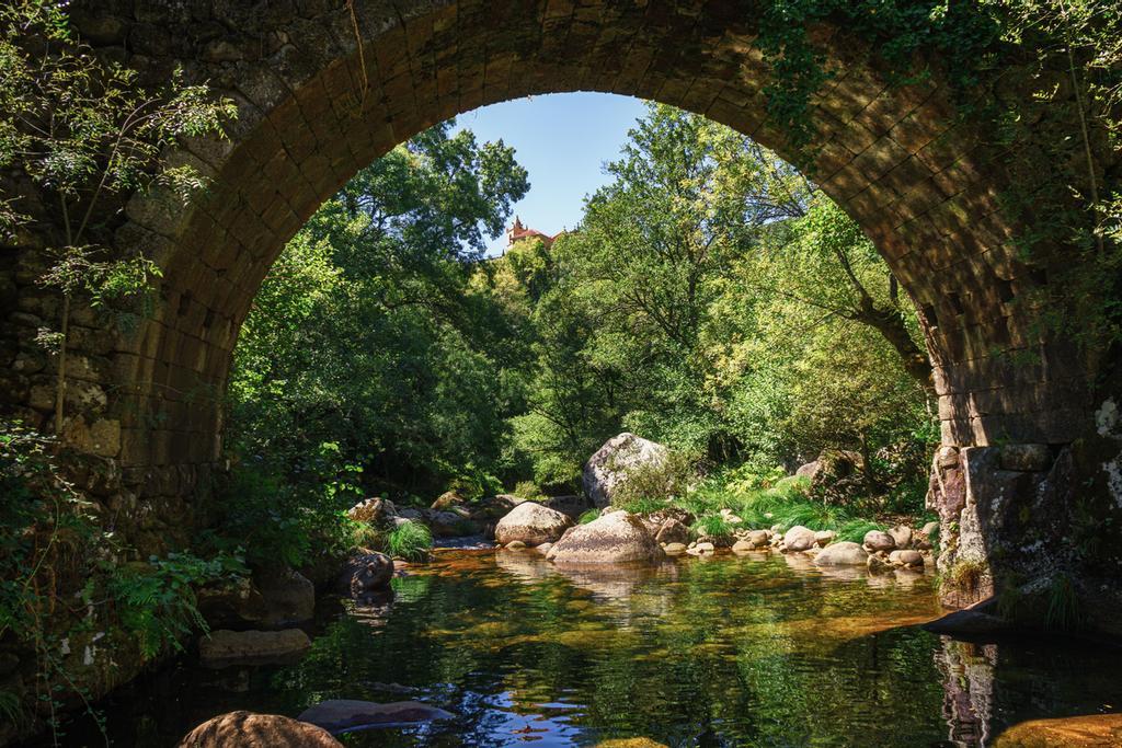 Puente de piedra en Sistelo, Portugal.