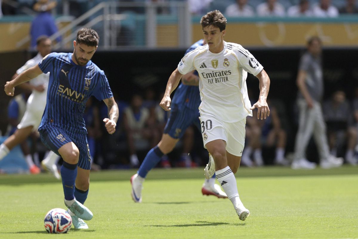 EVE6411. MIAMI (ESTADOS UNIDOS), 18/06/2025.- Gonzalo García (d) de Real Madrid disputa el balón con Rúben Neves de Al Hilal este miércoles, en un partido del Mundial de Clubes entre el Real Madrid y Al Hilal en el estadio Hard Rock de Miami (EE.UU.). EFE/Andre Coelho