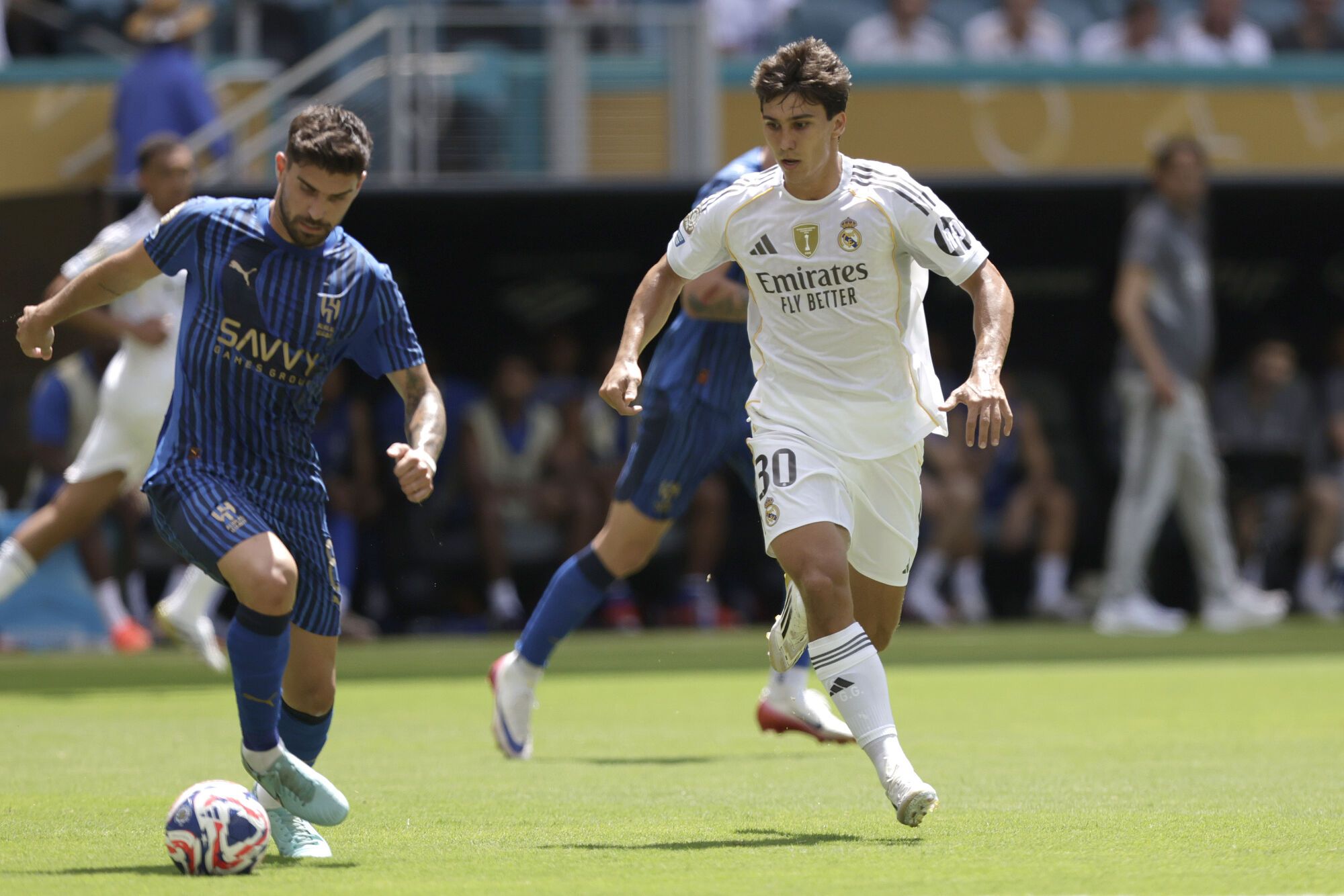 EVE6411. MIAMI (ESTADOS UNIDOS), 18/06/2025.- Gonzalo García (d) de Real Madrid disputa el balón con Rúben Neves de Al Hilal este miércoles, en un partido del Mundial de Clubes entre el Real Madrid y Al Hilal en el estadio Hard Rock de Miami (EE.UU.). EFE/Andre Coelho