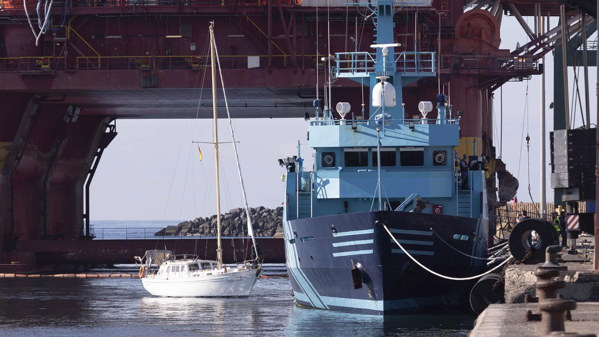 El velero de Torrevieja que transportaba la cocaína junto al buque de Aduanas que le abordó en aguas del Atlántico.