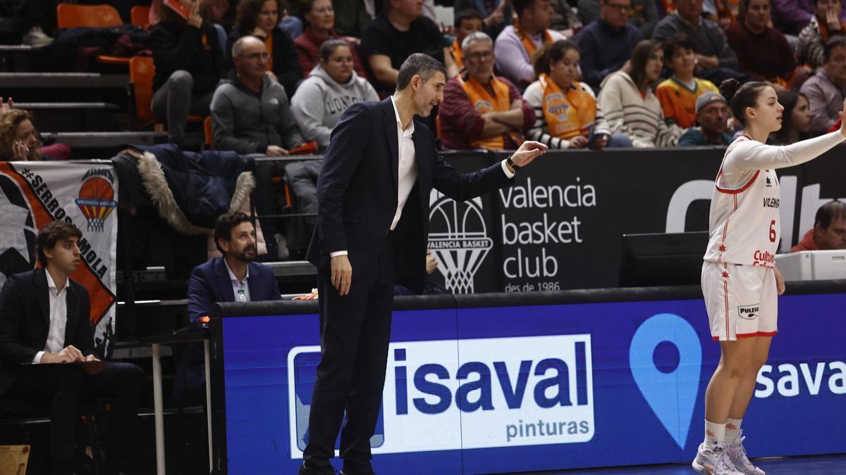 Rubén Burgos en un partido del Valencia Basket