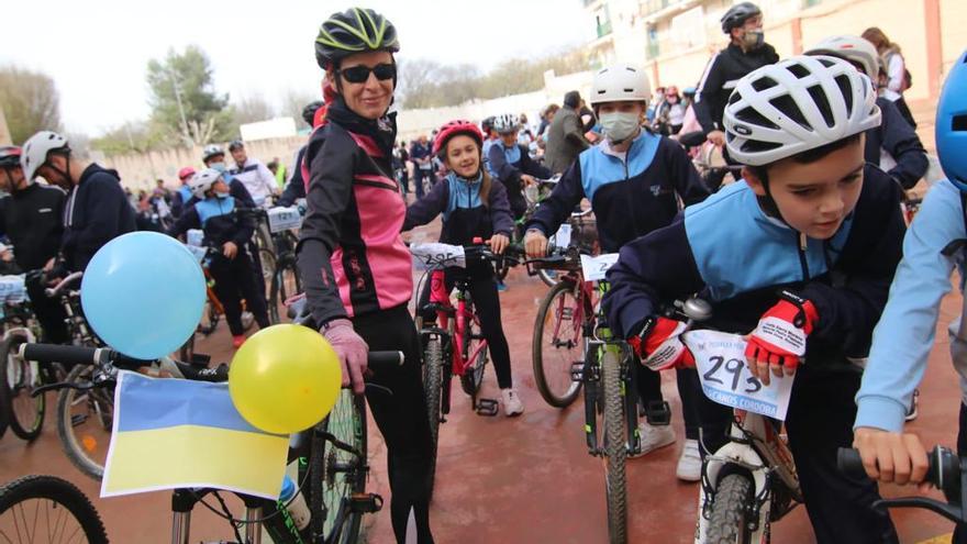 Participantes en la marcha ciclista Pedalea por Ucrania.