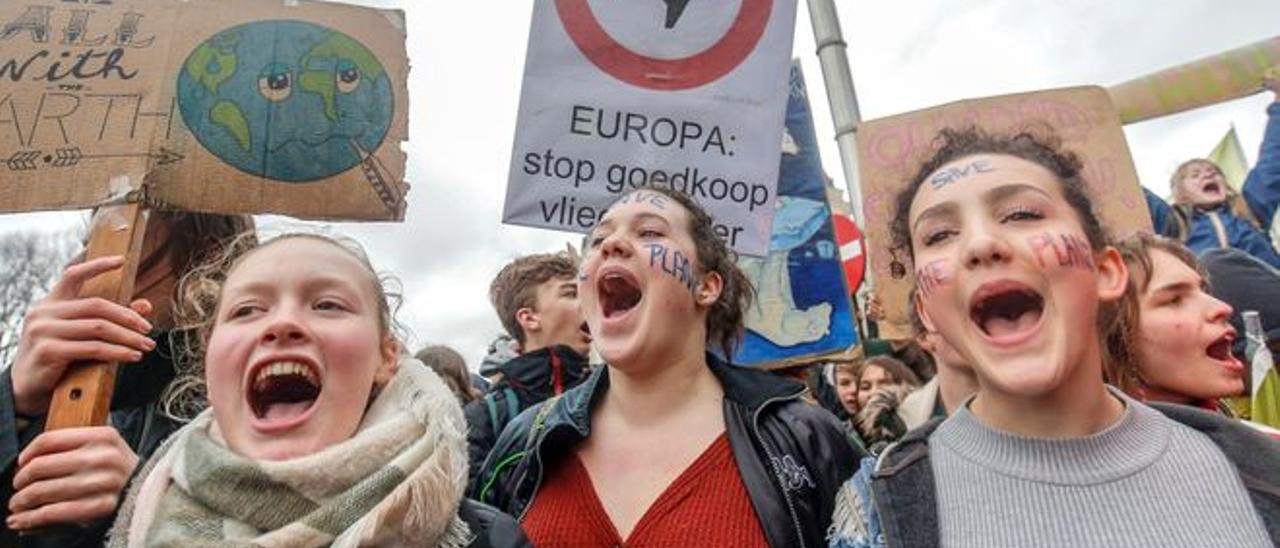 Jóvenes en una manifestación contra el cambio climático.