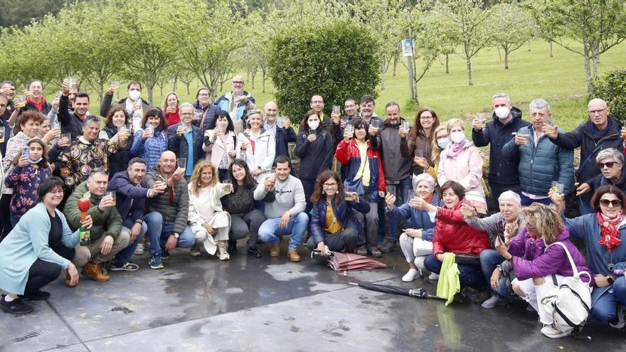 Asistentes a la ruta y degustación de Maceiras en Flor en la Sidrería Rabiosa de Callobre, A Estrada.