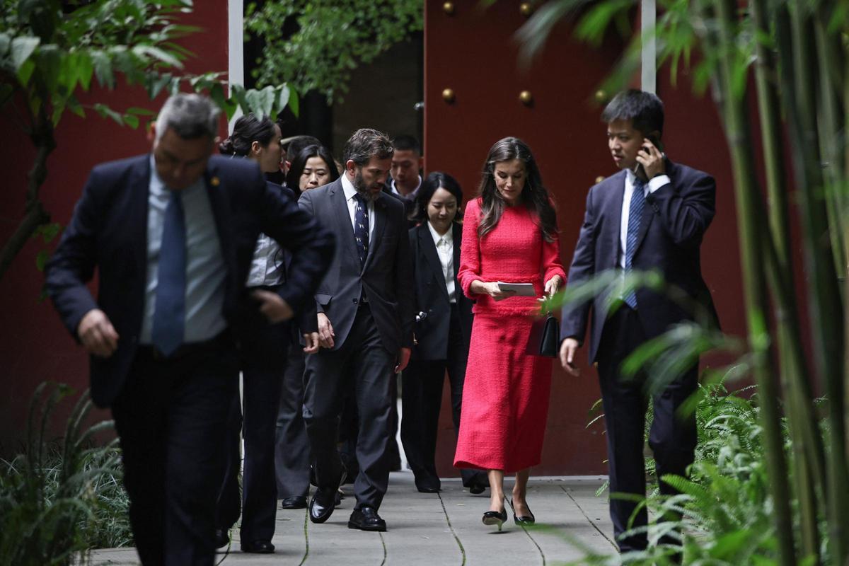 La reina Letizia rinde homenaje a Antonio Machado en el parque de una poeta en Chengdú