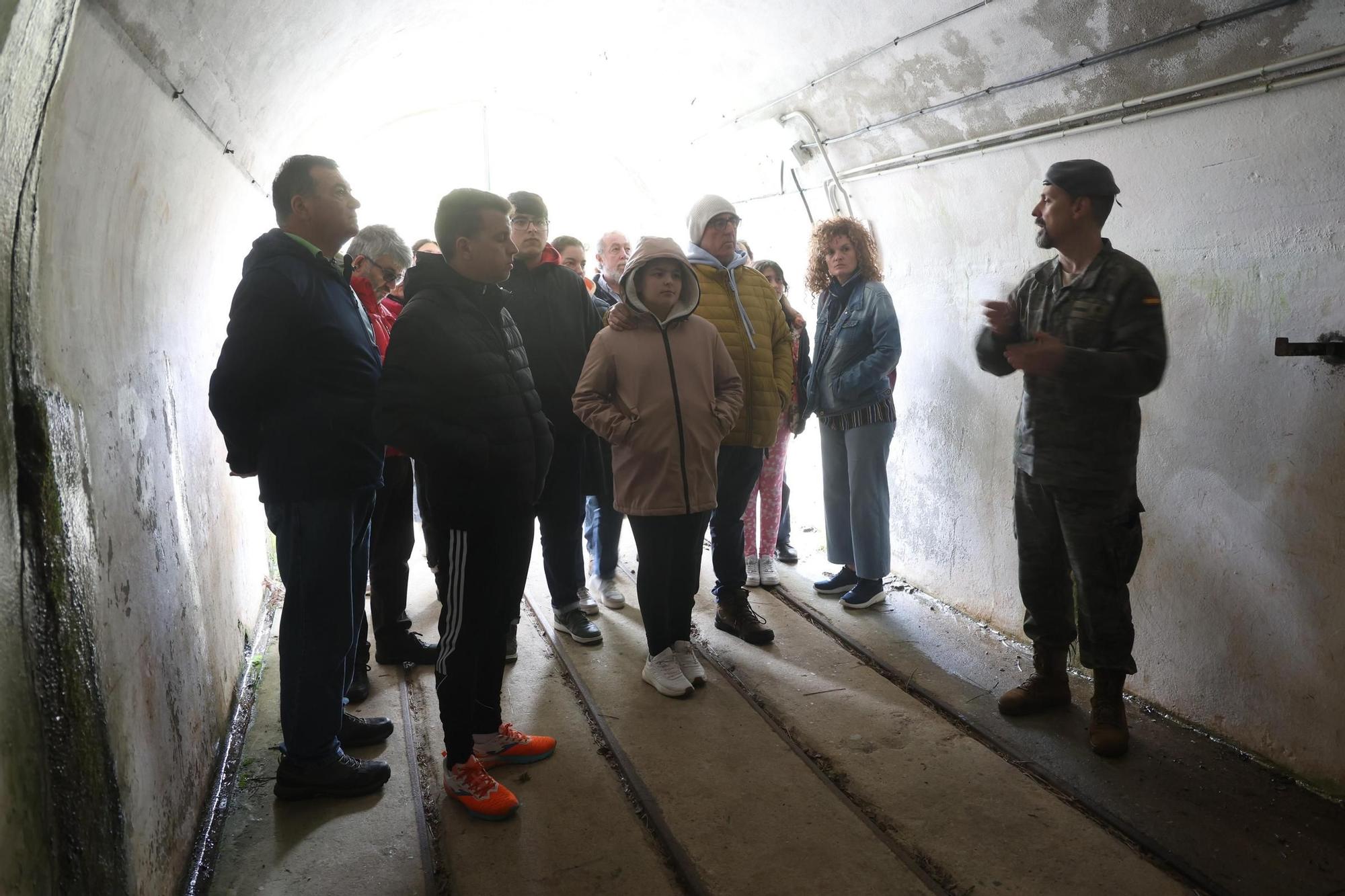 Participantres en las visitas organizadas por Pinchanogrove en la batería militar de Puerto Cuaces.