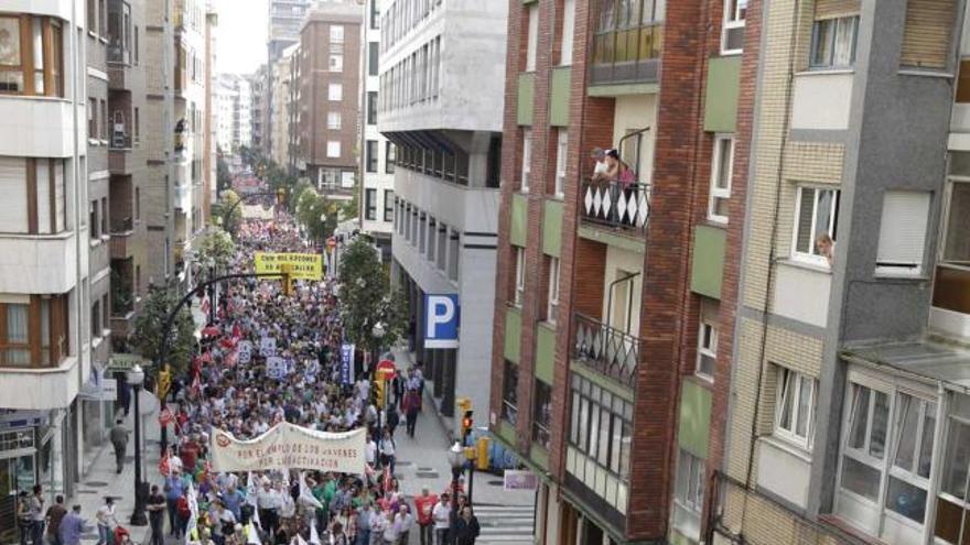 La manifestación, a su paso por la avenida de la Costa en Gijón.