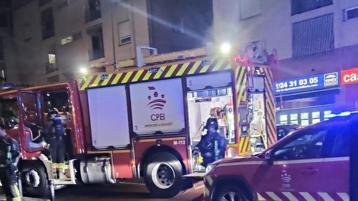 Efectivos de bomberos durante la intervención nocturna en una vivienda de Nueva Ciudad.