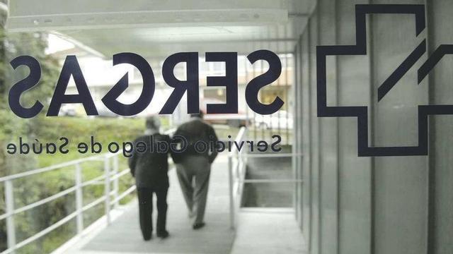 Una pareja de mayores abandona un centro de salud. // C. Pardellas
