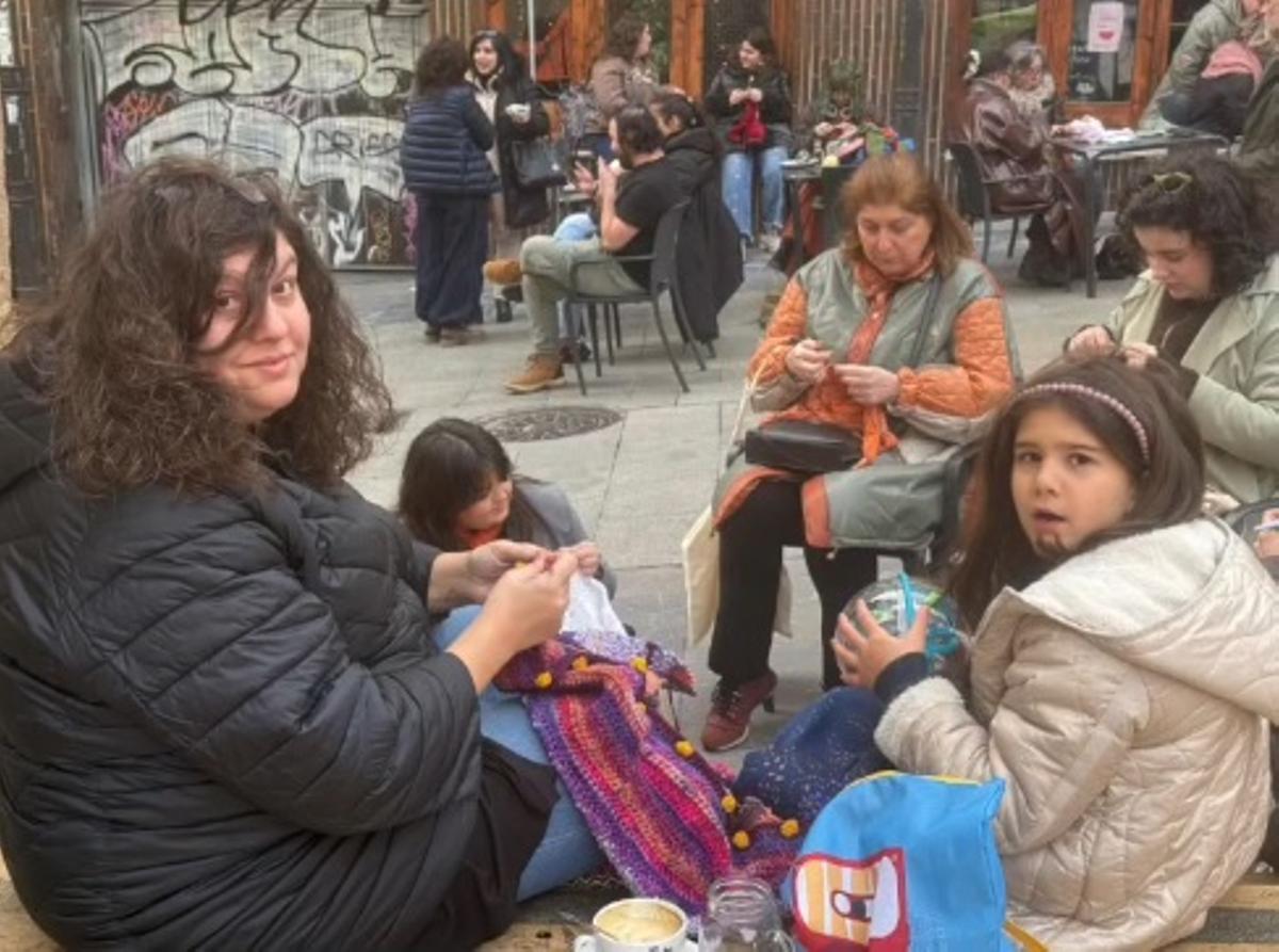 Participantes en la quedada para tejar celebrada este sábado en la calle Carpio.