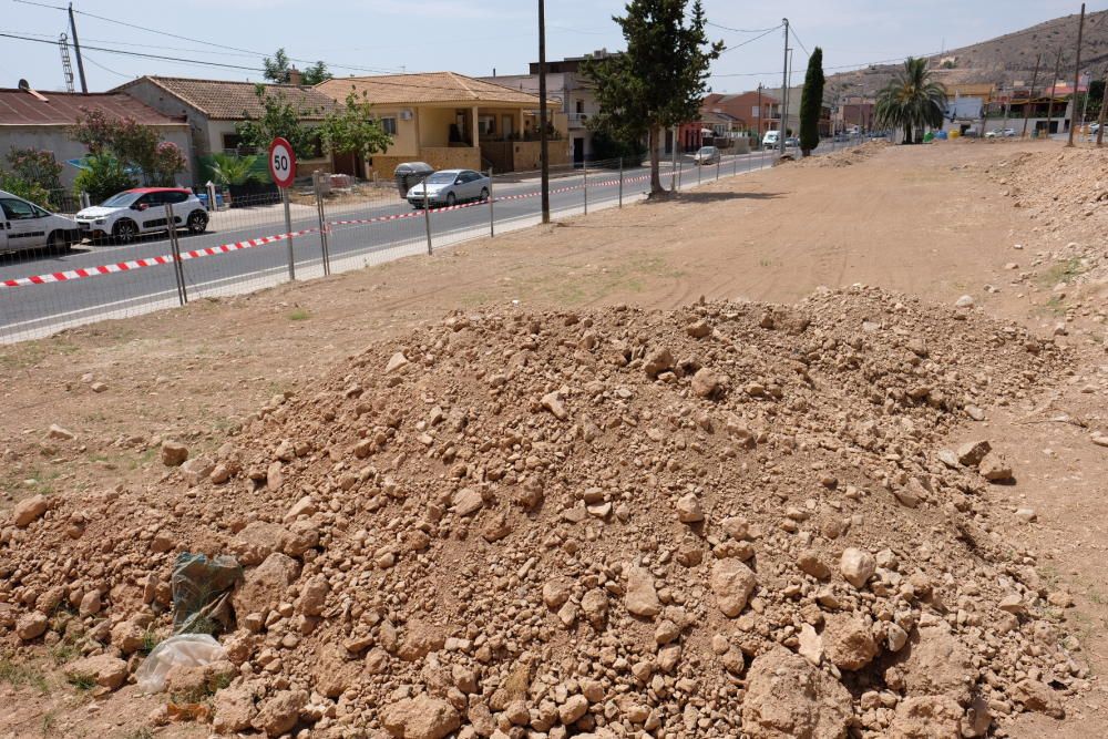 Obras del nuevo parque de Raiguero de Bonanza sobre 2.300 metros cuadrados en Orihuela que han sido reanudadas tras la paralización llevada a cabo por la demarcación de carreteras.