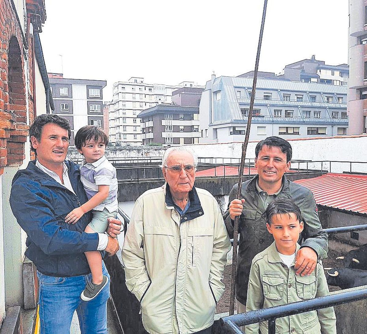 El ganadero Lorenzo Fraile, entre sus hijos Lorenzo y José Juan y sus nietos, Lorenzo y José Juan, el pasado año en los corrales de El Bibio.